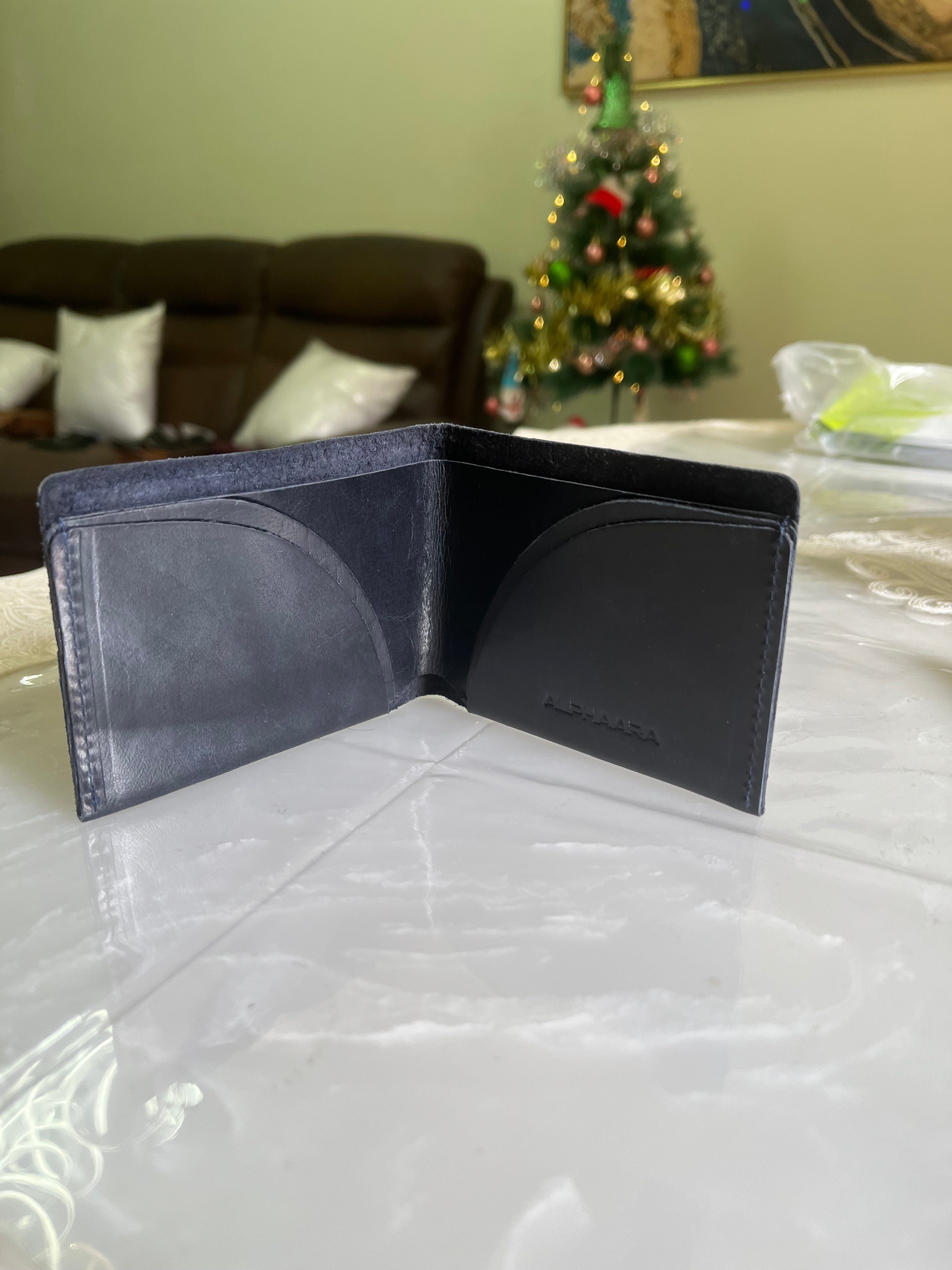 Moon Cut Leather Wallet – Premium Bifold with Curved Card Slots